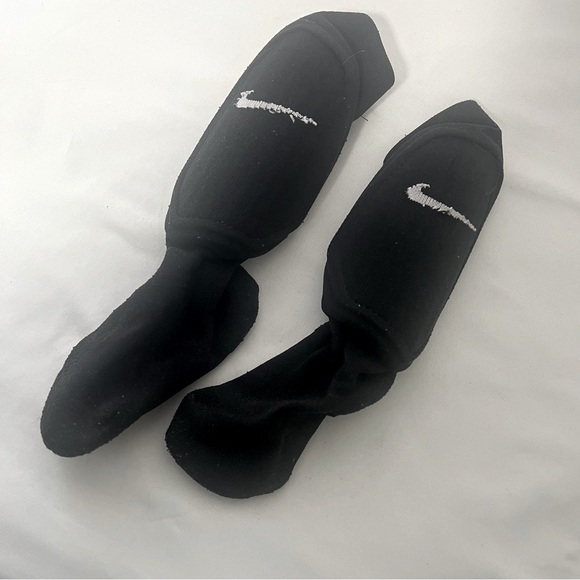 Nike Kids Size Medium Soccer Shin Socks Activewear Athletic Outdoor 1 Pair - Picture 1 of 3